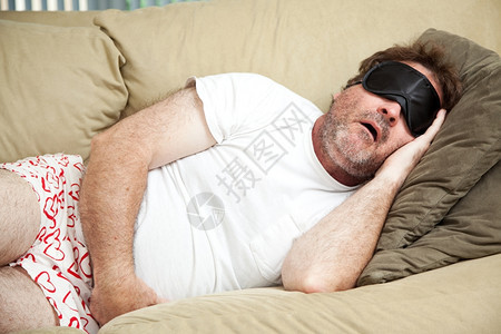 家里的懒人穿着内衣睡在沙发上打呼噜图片