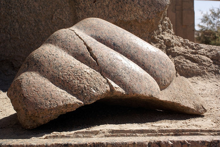 埃及卢克索卡纳寺庙大花岗岩手指和废墟图片