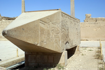 埃及卢克索卡纳寺庙的废墟和巨大方尖石图片
