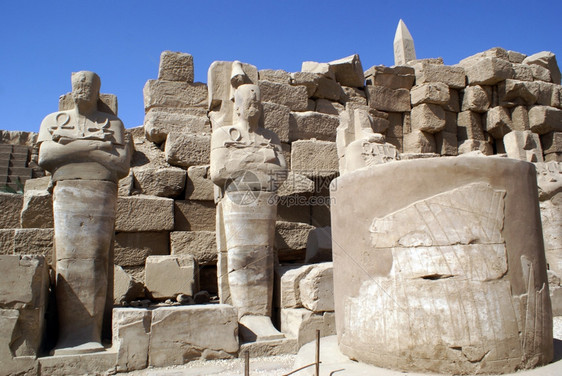 埃及卢克索卡纳寺庙的柱雕像和方尖碑图片
