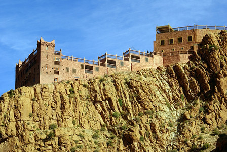 Casbah在摩洛哥山上岩石图片
