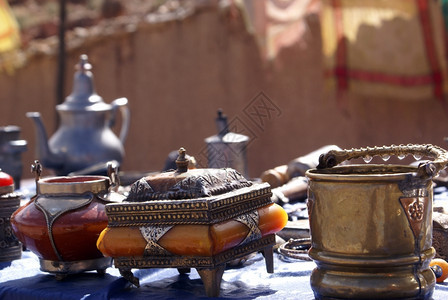 摩洛哥公路附近桌子上的苏韦恩人图片