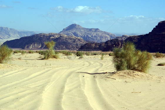 穿过约旦WadiRum沙漠的公路图片