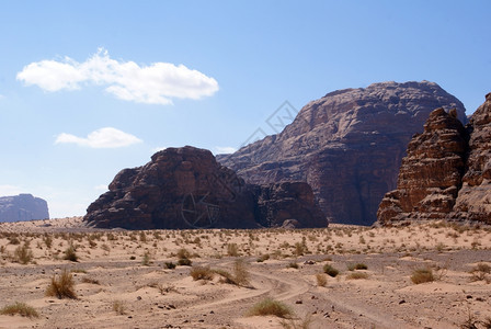 约旦瓦迪鲁姆沙漠中的岩石和子图片