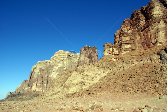约旦瓦迪鲁姆沙漠和山脉图片