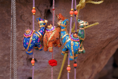 在约旦佩特拉作为纪念品的小骆驼图片