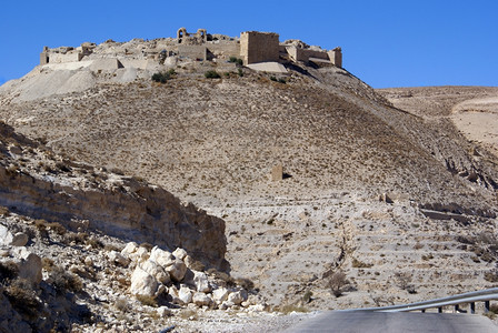 约旦山丘和公路上的十字军城堡Shobak图片