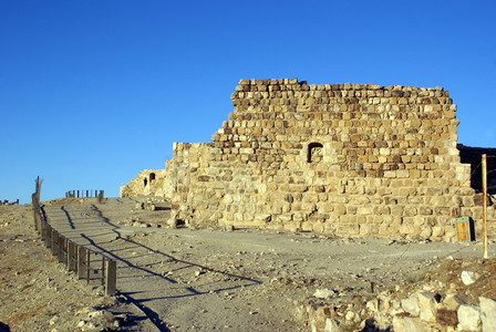 约旦卡拉克山顶古石城堡的废墟图片