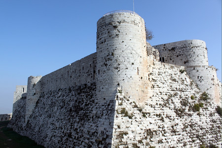 蓝色天空和KrakdeChevalier大石头城堡的废墟图片