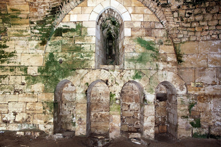 KrakdeChevalier城堡内古老的传统厕所图片