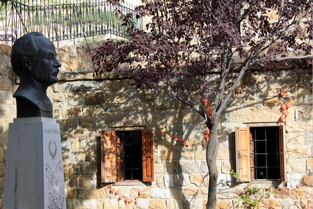 纪念碑附近的房子哈利勒吉卜兰在Bcharre黎巴嫩图片