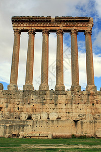 黎巴嫩Baalbeck的罗曼寺庙柱和云图片