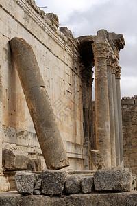 黎巴嫩巴尔贝克巴克斯神庙的大柱子图片