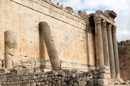 黎巴嫩Baalbeck的Bachus寺庙墙和柱子图片