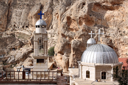 大马士革附近的MaalulaTakla修道院的塔和岩石图片