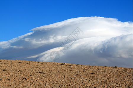 石头沙漠中的云和蓝天图片