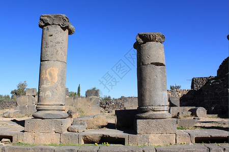 OldBosra街上的Basalt柱子图片