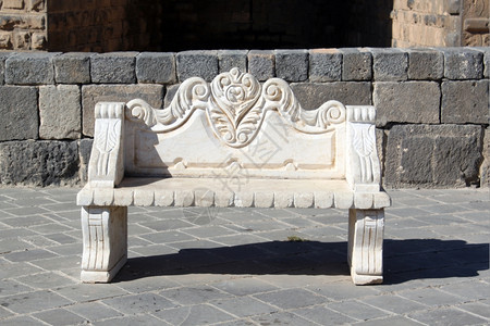 Bosra街上的白大理石凳背景图片