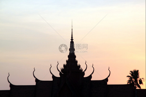 柬埔寨塔和棕榈树的Silhouete图片