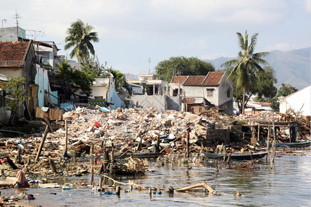 越南NhaTrang海岸的贫困和废墟图片