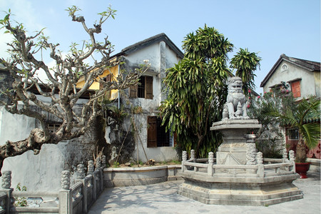 在越南霍安古老的文名寺庙院内子里的石狮图片