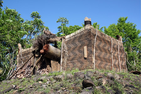斐济传统古老的堡垒和树木图片