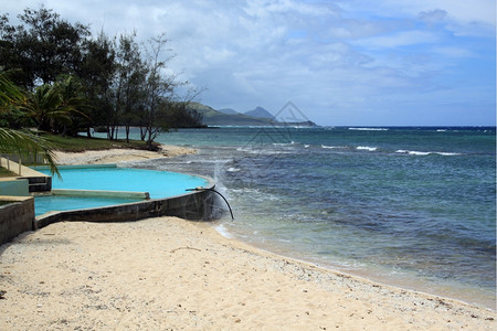 瓦努阿图热带岛屿埃法特滩上的小池塘图片