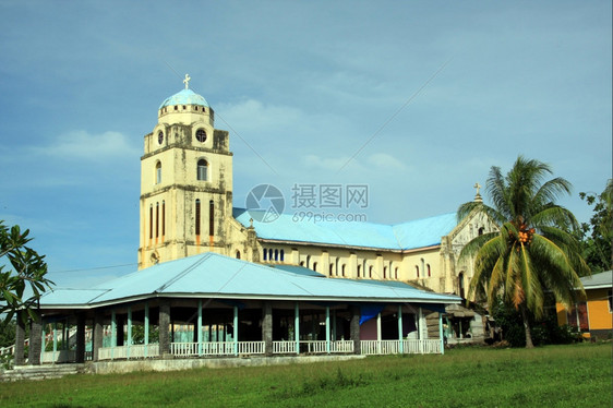 萨摩亚瓦伊岛教堂和蓝天图片
