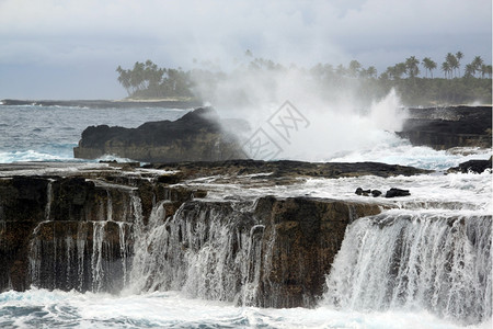 萨摩亚沿海的岩石和水图片