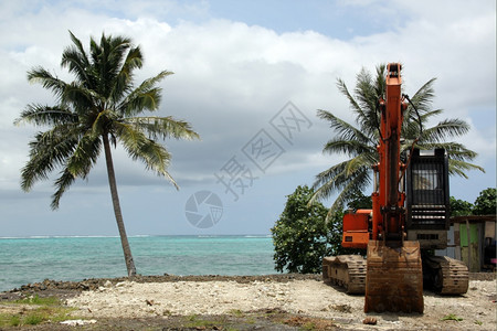 萨摩亚乌波卢海岸的红挖土机图片