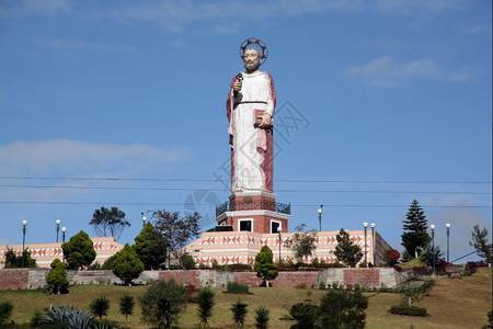 厄瓜多尔阿拉胡西山丘钥匙的SainPeter雕像图片