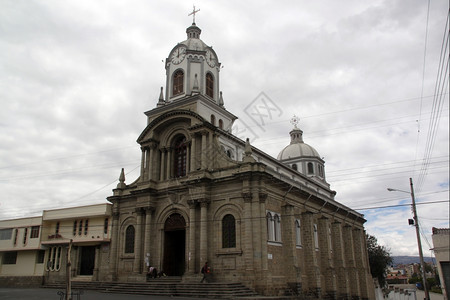 厄瓜多尔里奥班巴广场上的灰色教堂图片