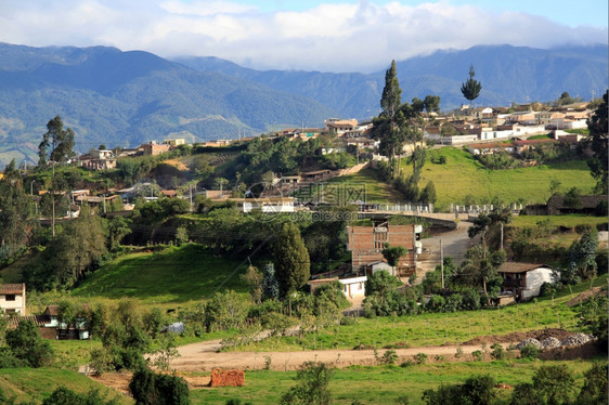 厄瓜多尔镇的公路和建筑图片