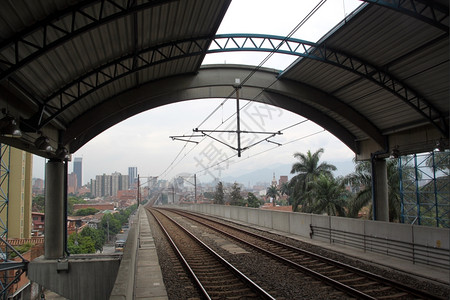 哥伦比亚梅德林火车站的铁屋顶背景