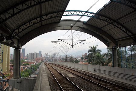 哥伦比亚梅德林火车站的铁屋顶图片