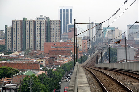 哥伦比亚梅德林郊区的铁路和住房图片