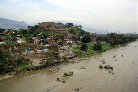 哥伦比亚梅德林市的河流和贫民窟图片
