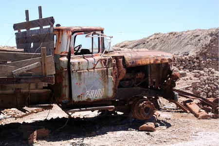 玻利维亚村庄的鲁斯迪旧卡车图片