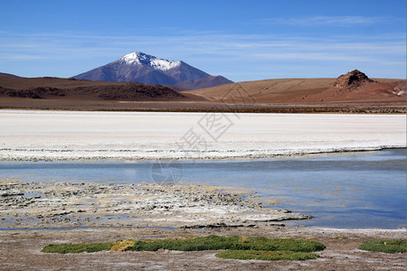 玻利维亚Uyuni附近山和盐湖图片