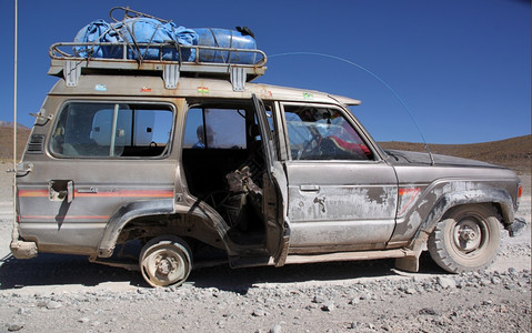 玻利维亚Uyuni附近沙漠中的Brocken汽车图片