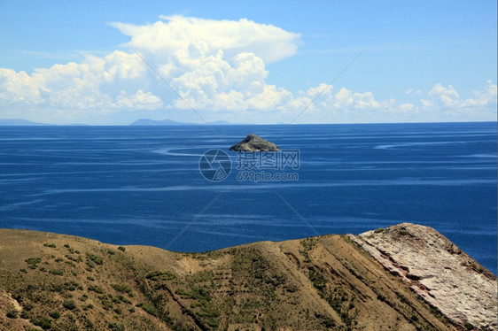 玻利维亚Titicaca湖太阳岛附近的小屿图片