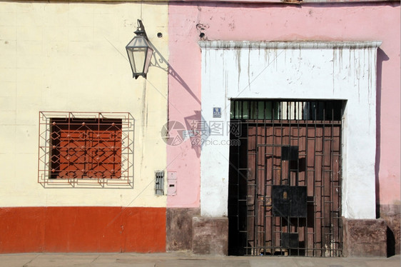 秘鲁北部特希洛的窗口墙门和灯图片