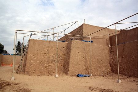 秘鲁北部ChanChanChan堡垒的阶梯和废墟图片