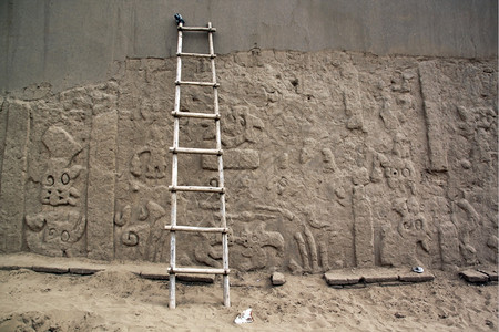秘鲁ChanChan的云梯和废墟墙图片