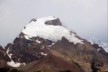 阿根廷ElChalten附近山顶上的冰川图片