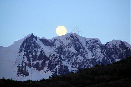 阿根廷ElChalten附近的愚人月和山图片