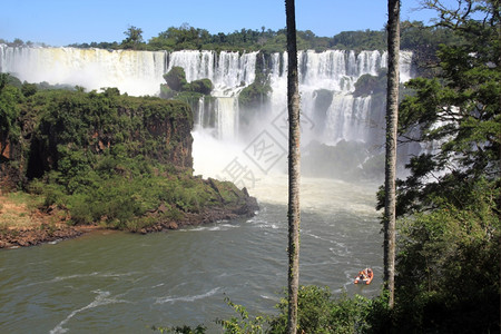 在阿根廷Iguazu瀑陷和红船图片