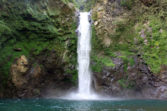 巴纳乌附近塔德的岩石游泳池和瀑布图片