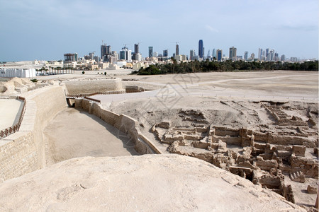 堡垒Bahrein堡废墟和麦纳市大楼图片