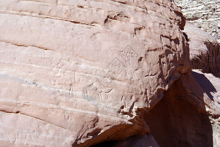 地表上的大石头和旧字母约旦的瓦迪鲁姆图片